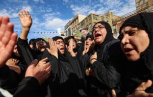 حضور مردم اهواز در مرکز شهر در پی شهادت رهبر انقلاب