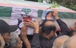 حضور باشکوه مردم آبادان در مراسم تشییع شهیده که در حملات ددمنشانه دشمن به شهادت رسید