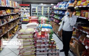 اقلام اساسی با قیمت مصوب در بازار موجود هستند و با گرانفروشان برخورد قاطع می شود